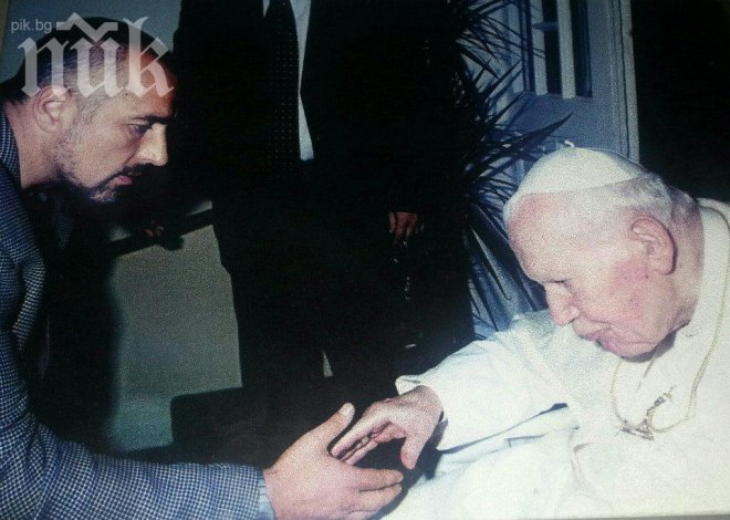 Бойко Борисов отговори на Бареков - пусна свои снимки с двама папи. Вижте ги!