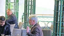 Валентин Михов засечен да се налива посред бял ден с огромно количество алкохол (снимки)