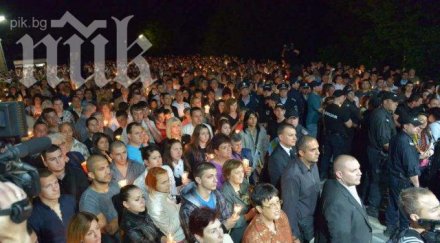 Благодатният огън пристигна с 3 часа закъснение - има опасност на някои места службата за Великден да мине без него (обновена)