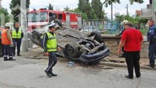 Зрелищна катастрофа! Кола се преобърна на кръстовище в Харманли (снимки)