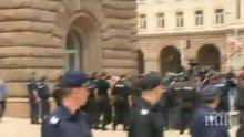 Протестиращи освиркаха Орешарски пред президентството