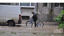 Проливен дъжд съсипа улиците в бургаското село Маринка
