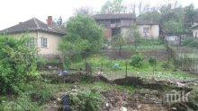 Проливните дъждове активизираха свлачища по пътя между селата Рибново и Осеново