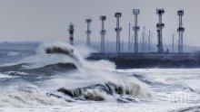 Силен вятър затвори Порт Варна