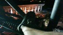 Страшна мания завладя Бургас: Младежи се качват на най-високите места в града, снимат се като Батман (снимки)