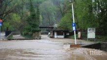Наводнени сгради след поройния дъжд в Ловеч