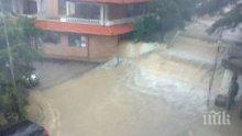 Водният ад продължава: Наводни се сградата на полицията в Девин
