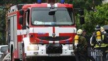 Пожарникари натовариха 200-килограмов мъж в линейка