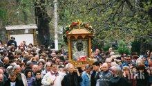 Литийно шествие с чудотворната икона на Богородица правят във Варна
