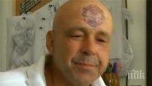 Култов свищовлия татуира логото на Манчестър Юнайтед на челото си в знак на протест