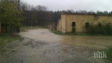 Скъсани стени на язовири причинили наводнението в Странско