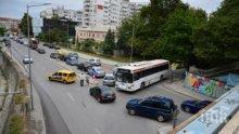 Такси се вряза в автобус на бул. „Левски” във Варна (снимки)