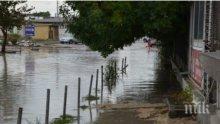 Варна пак се наводни! „Оправените“ улици около Зеленчуковата борса са реки (снимки)