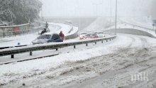 Извънредно положение и във Велико Търново! Снегът блокира движението (снимки)