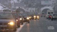 Снежният апокалипсис продължава! 14 км задръстване на входа на Ботевград! Два ТИР-а се завъртяха! Шофьори нервничат и зъзнат в студа