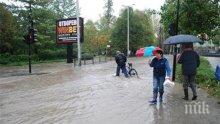 Бедствие в Хасково! Реката преля, градът е под вода (снимки)