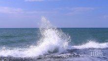 Вятърът брули с 90 км/час, високи вълни удрят Черноморието