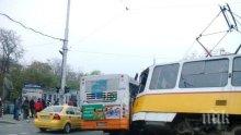 Извънредно в ПИК! Автобус и трамвай се удариха в столицата, пет линейки хвърчат за пострадалите (обновена и снимки)