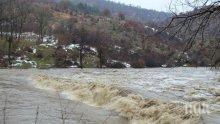 Река Тунджа при Елхово стигна критичния си праг - евакуират хора!