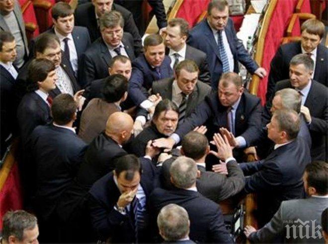 Безумие! И новите депутати в Киев се сбиха в залата