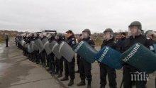 Екшън! Циганите в Дебелт въоръжени, полицаи с щитове пазят махалата (снимки)
