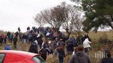 Протестиращи атакуват циганската махала в Дебелт (снимки)
