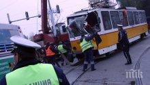 Зверски удар в София! Трамвай премаза кола на "Витошка" - има ранени!