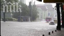 В България става страшно! Бургаско пред потоп! Пътищата блокирани, полицията не пропуска автомобили! 3 момчета изчезнаха в планината! (обновена)