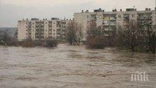 70 къщи са наводнени в бургаския кв. Долно Езерово, 7 души са евакуирани от „Черниците”