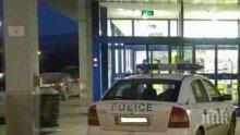 Безобразие! Полицаи паркират неправилно пред входа на магазин, за да си хапнат кюфтета
