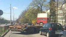 Първо в ПИК! Малоумен шофьор на камион срути оградата на бул. "Цариградско шосе" (снимки)