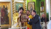 Миков дари икона на българите в Молдова