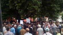 Главният мюфтия пристигна на протеста в Карлово за Куршум джамия