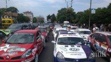 Стотици души се прощават с Тодор Славов. Автомобилни пилоти са паркирали колите си пред катедралата (снимки)