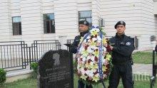 Полицаите в Русе поднесоха цветя пред Паметника на признателността