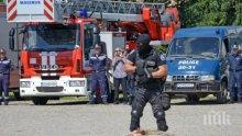 Спецчасти "задържаха" въоръжени похитители в центъра на Сливен (снимки)