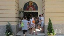 Даряват чудотворна икона на Пловдивската митрополия