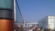 Първо в ПИК! Огромни опашки от автобуси на границата със Сърбия при Калотина (снимка)