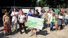 ПИК TV: Природозащитници окупираха входа на РДНСК в Пловдив