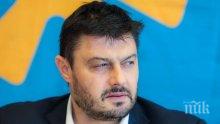 Бареков: Една дузина мухи жужат в парламента и стават за резил