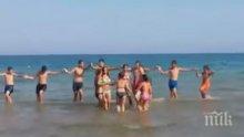 Хоро по бански радва плажуващите в Бургаско (видео)