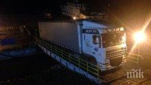 Камион закъса на слизане от ферибота в Свищов
