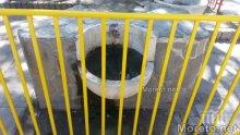 Велика инженерна мисъл! Ограда на детска площадка спира достъпа до чешма (снимки)
