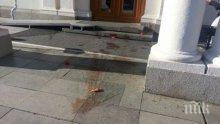 Домати хвърчат към сградата на парламента, целят и полицаите