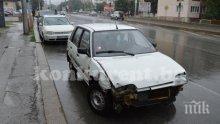 Поредна катастрофа заради дъжда! Две коли се помляха във Враца (снимки)