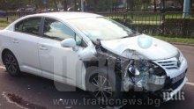 След катастрофа в Пловдив: Кола излетя на тротоара (снимки)