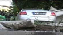 Адско зрелище на пътя! Автомобил мина на червено, прелетя и се заби в заведение пълно с хора насред Пловдив (снимки)