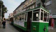 Ретро трамвай обикаля центъра на София (снимки)