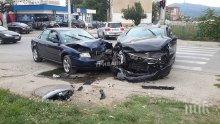 „Пежо“ и „Ауди“ жестоко се нацепиха при светофар във Враца (снимки)