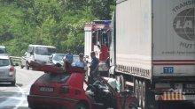 Шофьорът на Фолксвагена чистил запотеното стъкло, когато се забил в ТИР-а край Варна